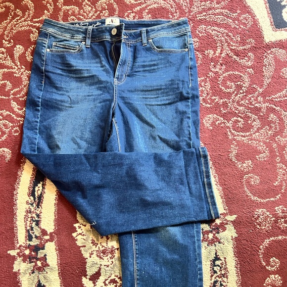 Slightly curvy DC jeans- size 16  - 36” waist- 26” long inseam new/ like new - Picture 6 of 7